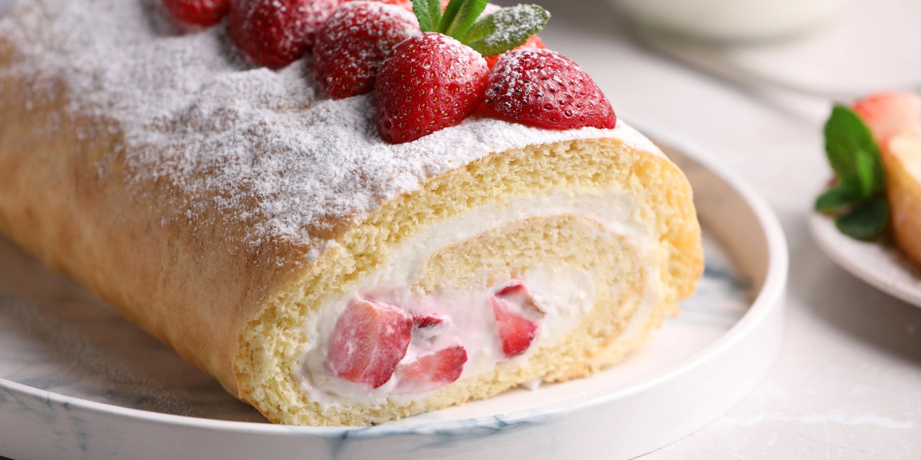 рулет з маскарпоне та свіжими ягодами