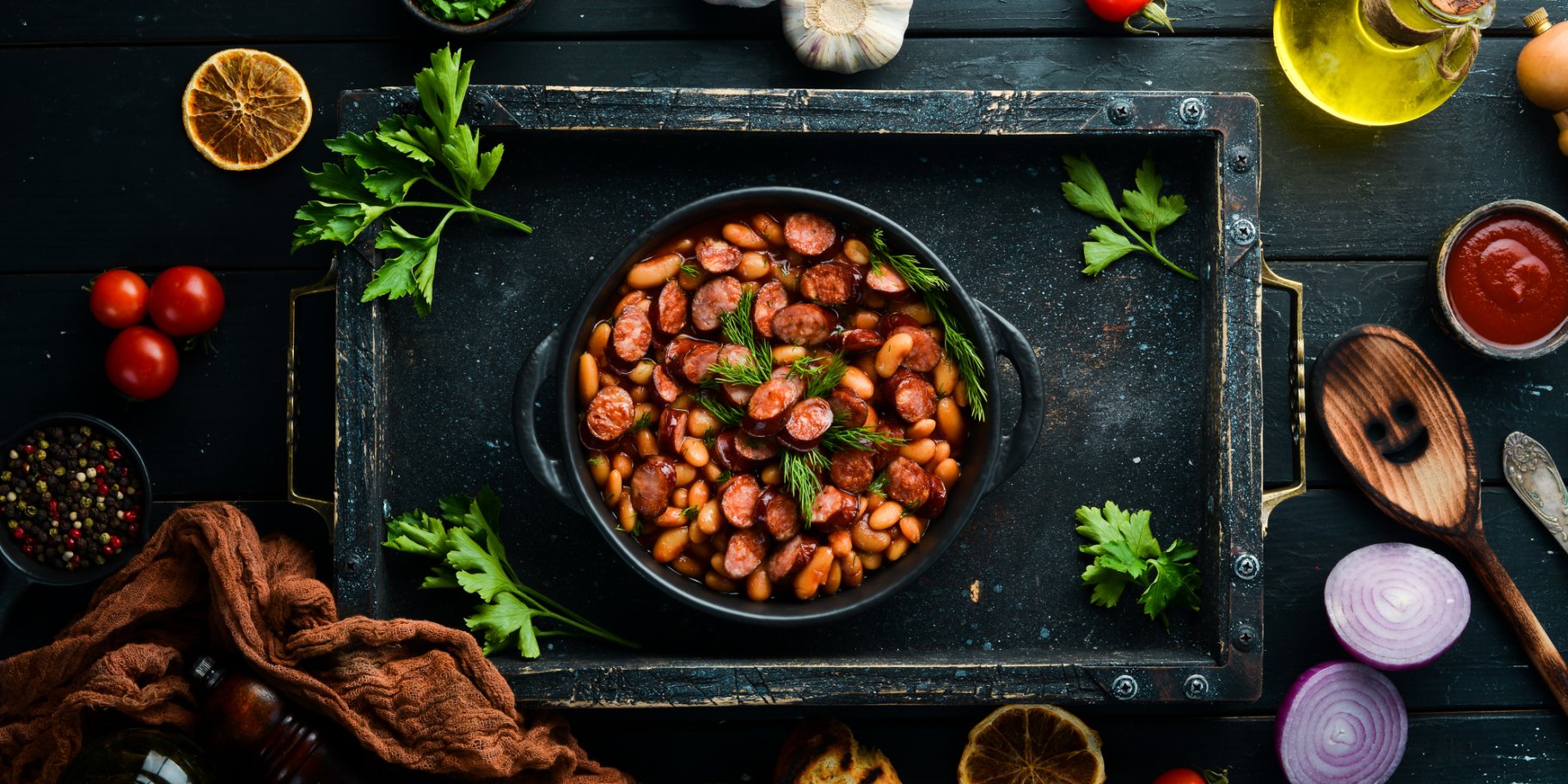 Квасоля з ковбасками на сковороді