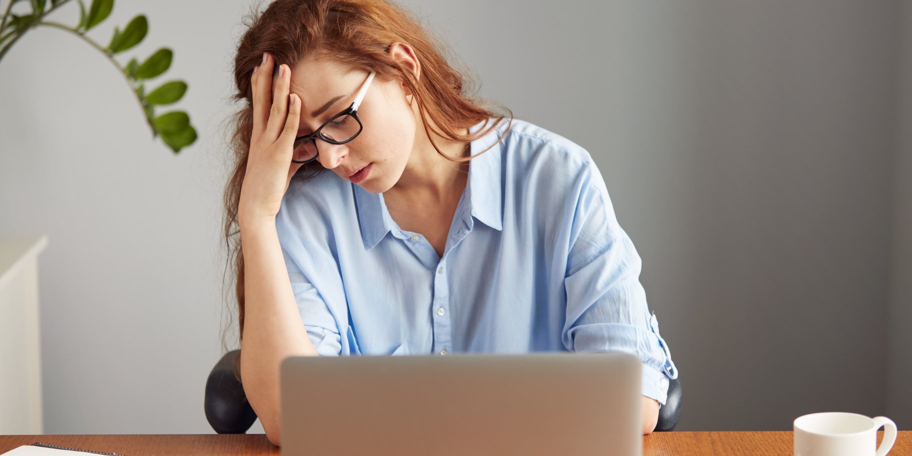 Втомлена дівчина