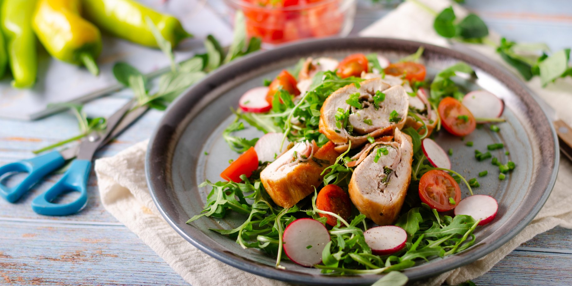 Салат з куркою, редискою і квасолею