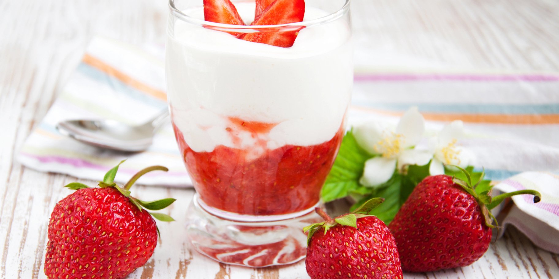 Десерт з полуниці та морозивом