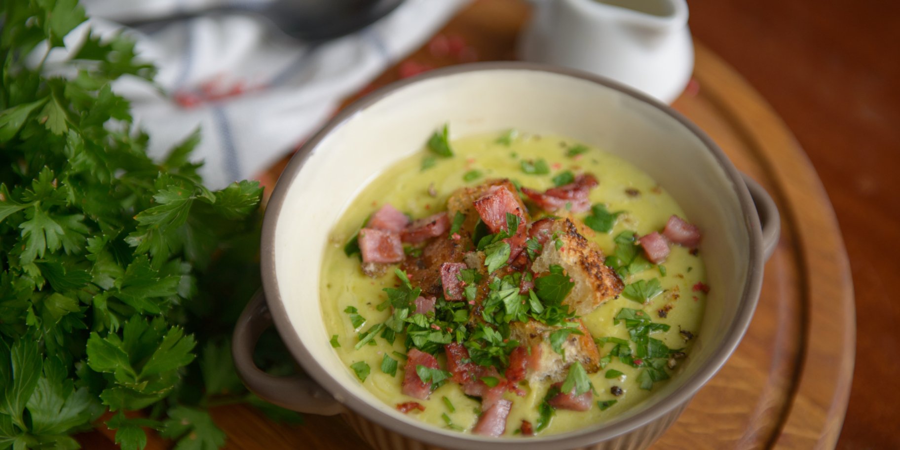 Суп із зеленого горошку з шинкою