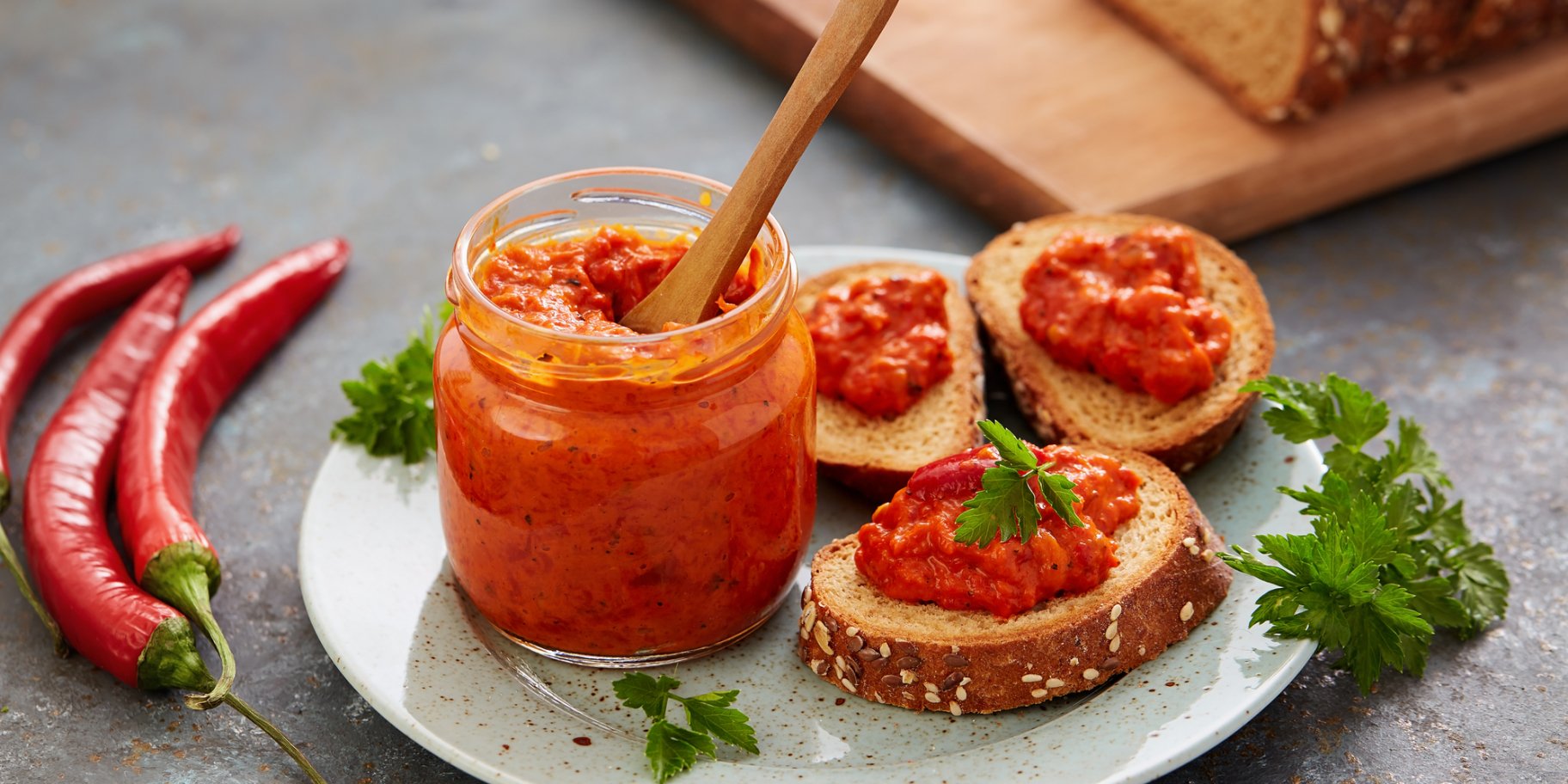 Айвар по-сербськи з баклажанами