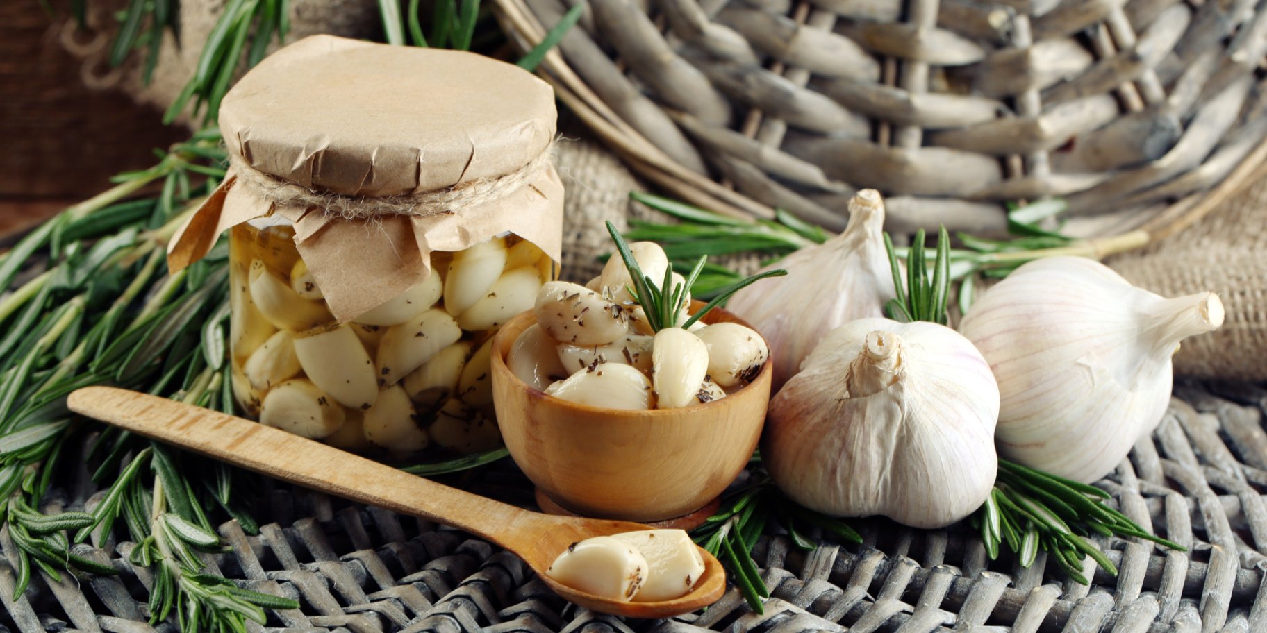 Маринований часник в банці