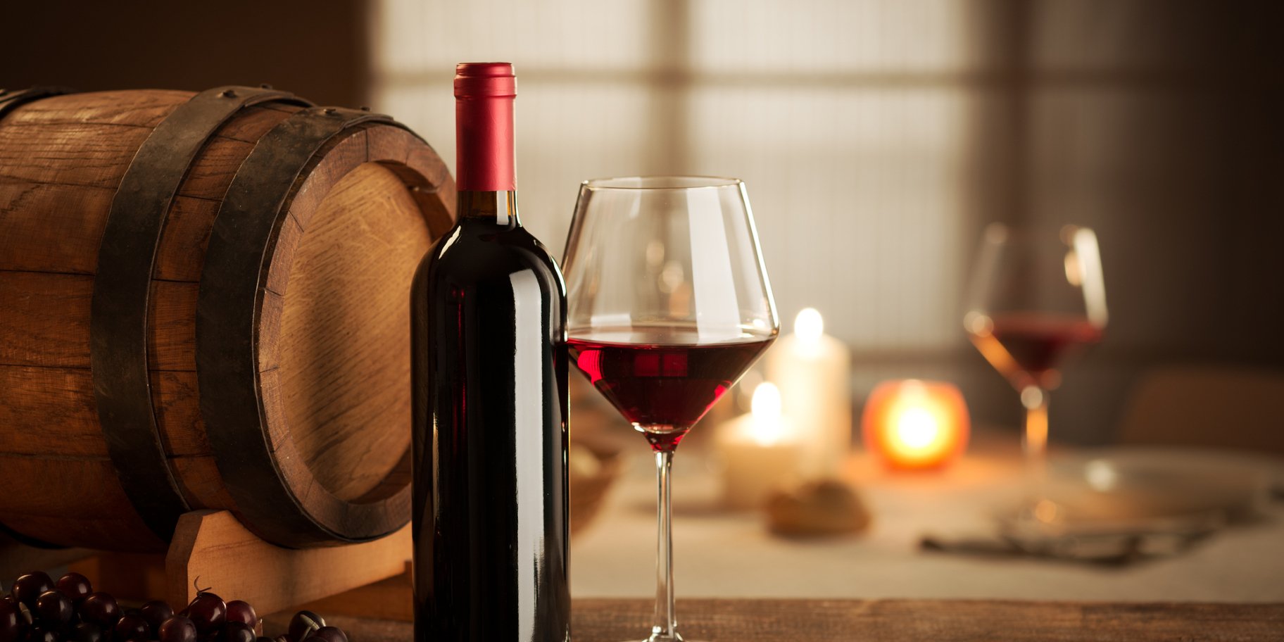 Пляшка червоного вина та келих
