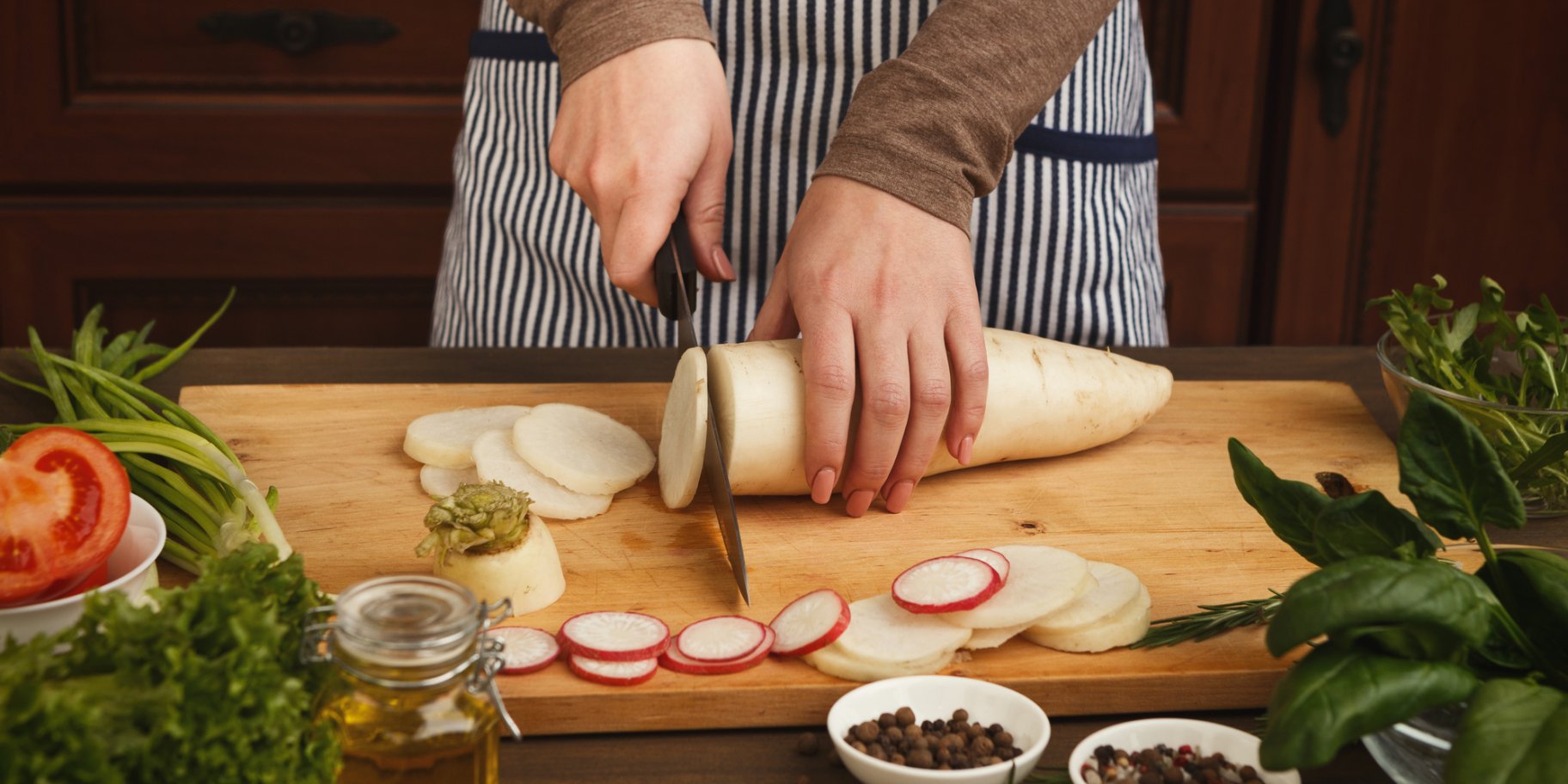 жінка нарізає ріпу