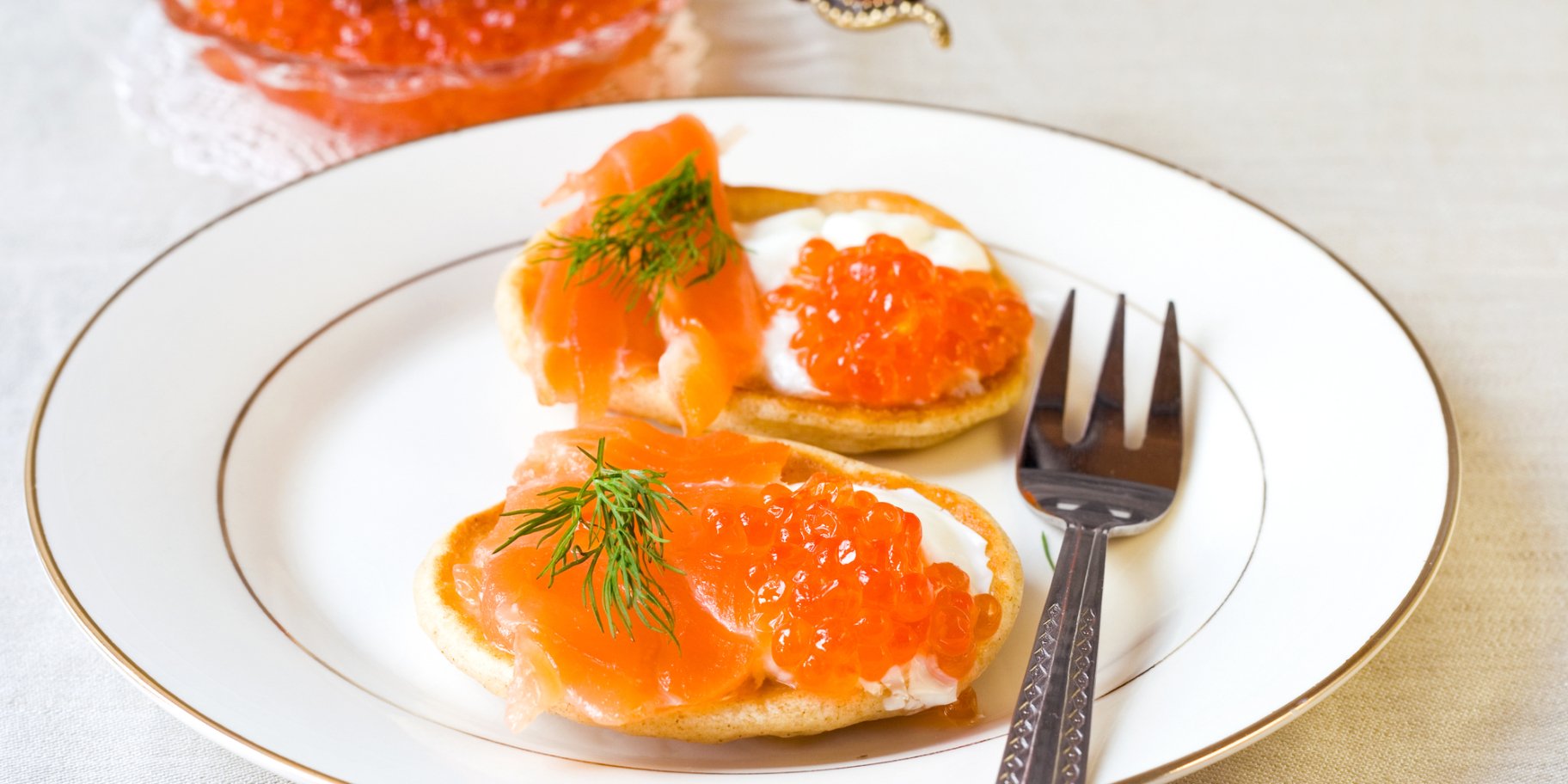 Червона ікра на оладках