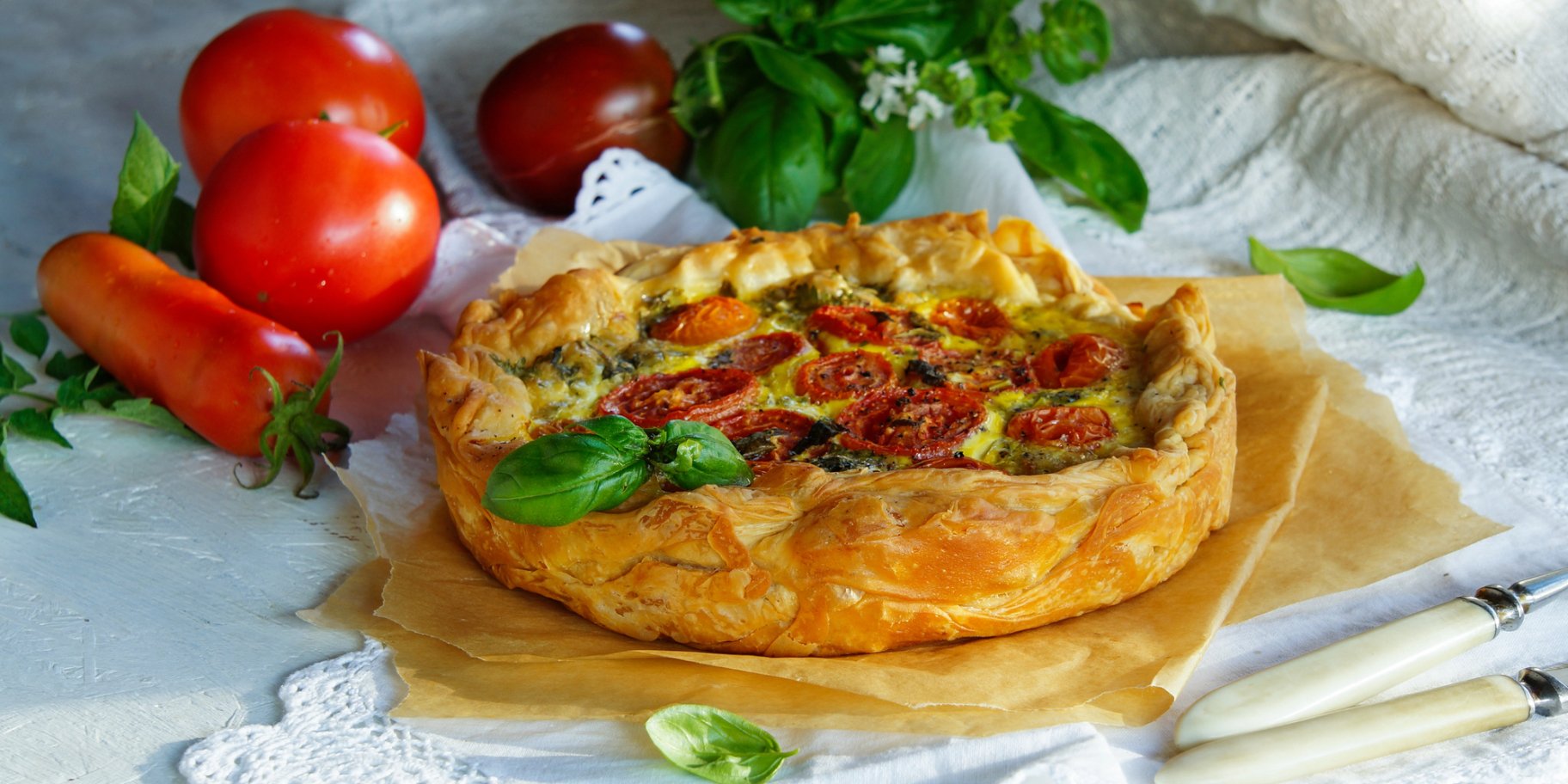 Відкритий сирно-овочевий пиріг із тістом філо