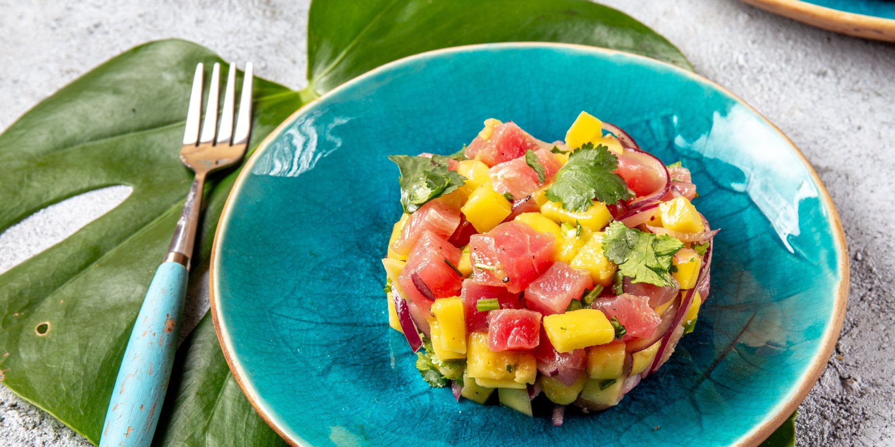 Тартар з рибою, авокадо та манго