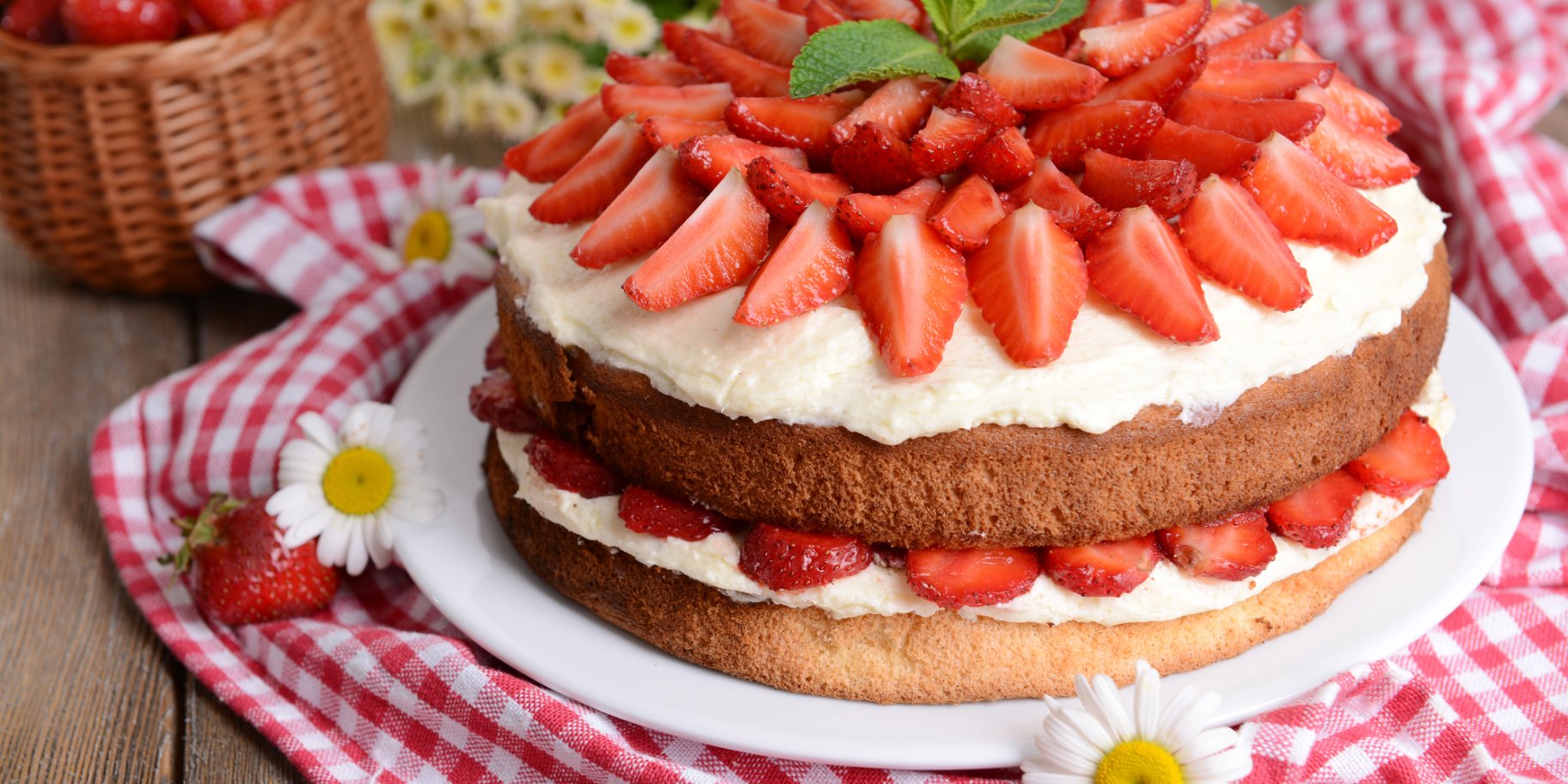 Торт з полуницею і кремом