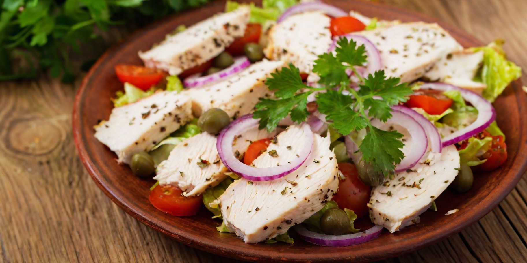 Простий салат з помідорами та куркою