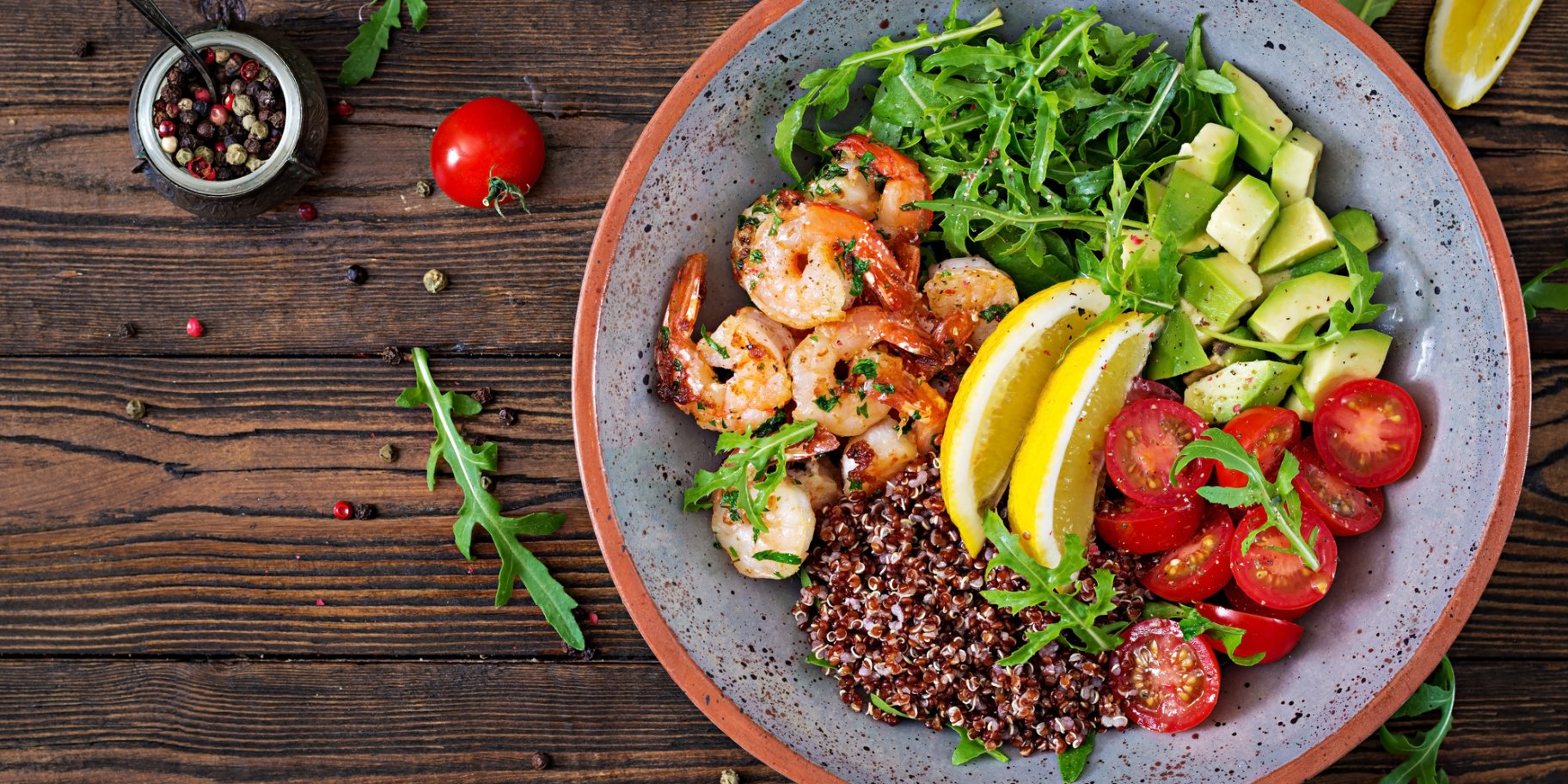 Боул с креветками, авокадо, кіноа і чері