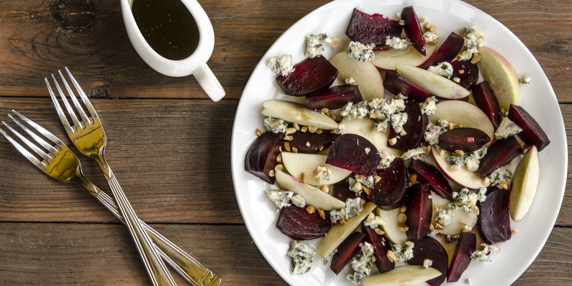 Салат з буряком, яблуком та сиром