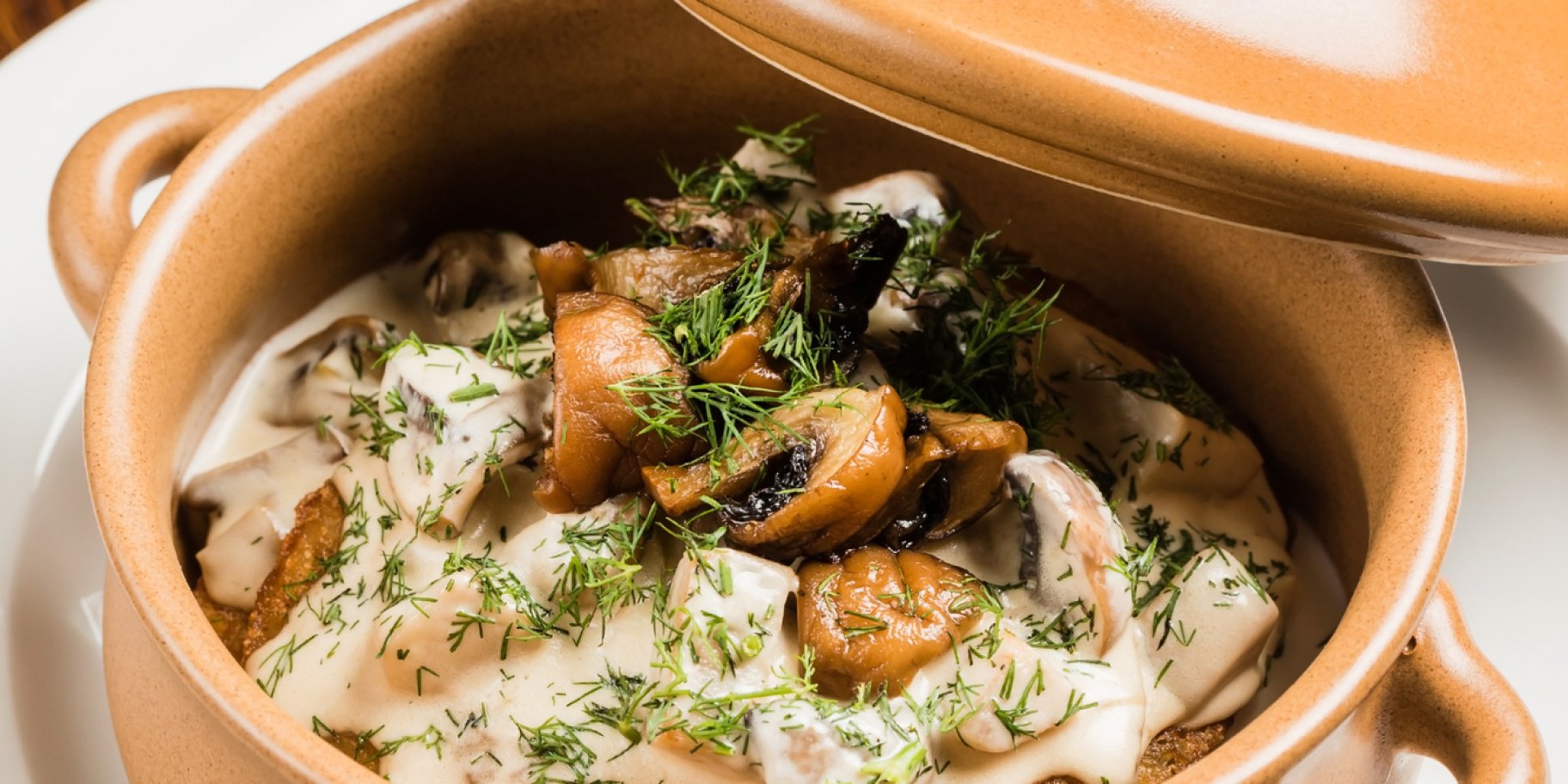 Печеня в горщику з грибами і сметаною