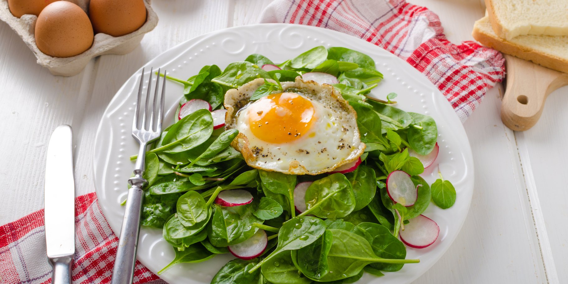 Салат с редиской-гриль и яйцами.