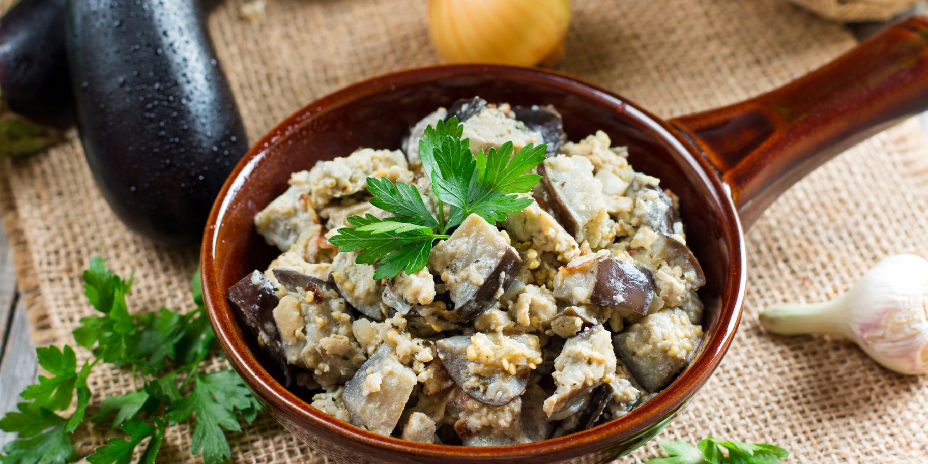 Баклажаны с оливками и орехами