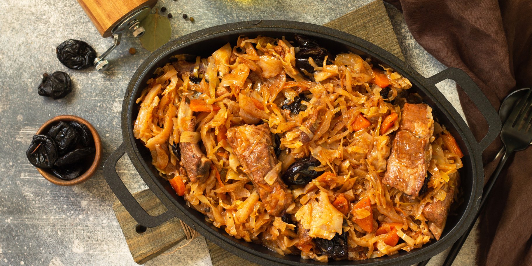 Свинячі реберця з квашеною капустою