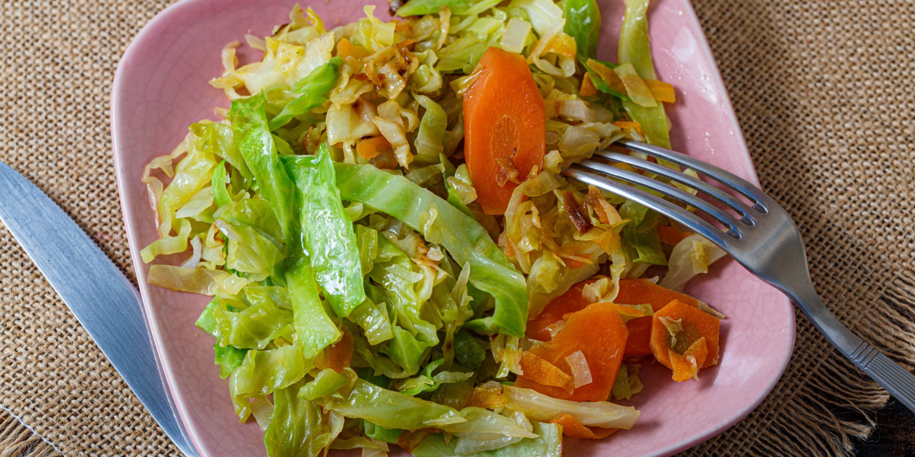 Смажені молода капуста та морква