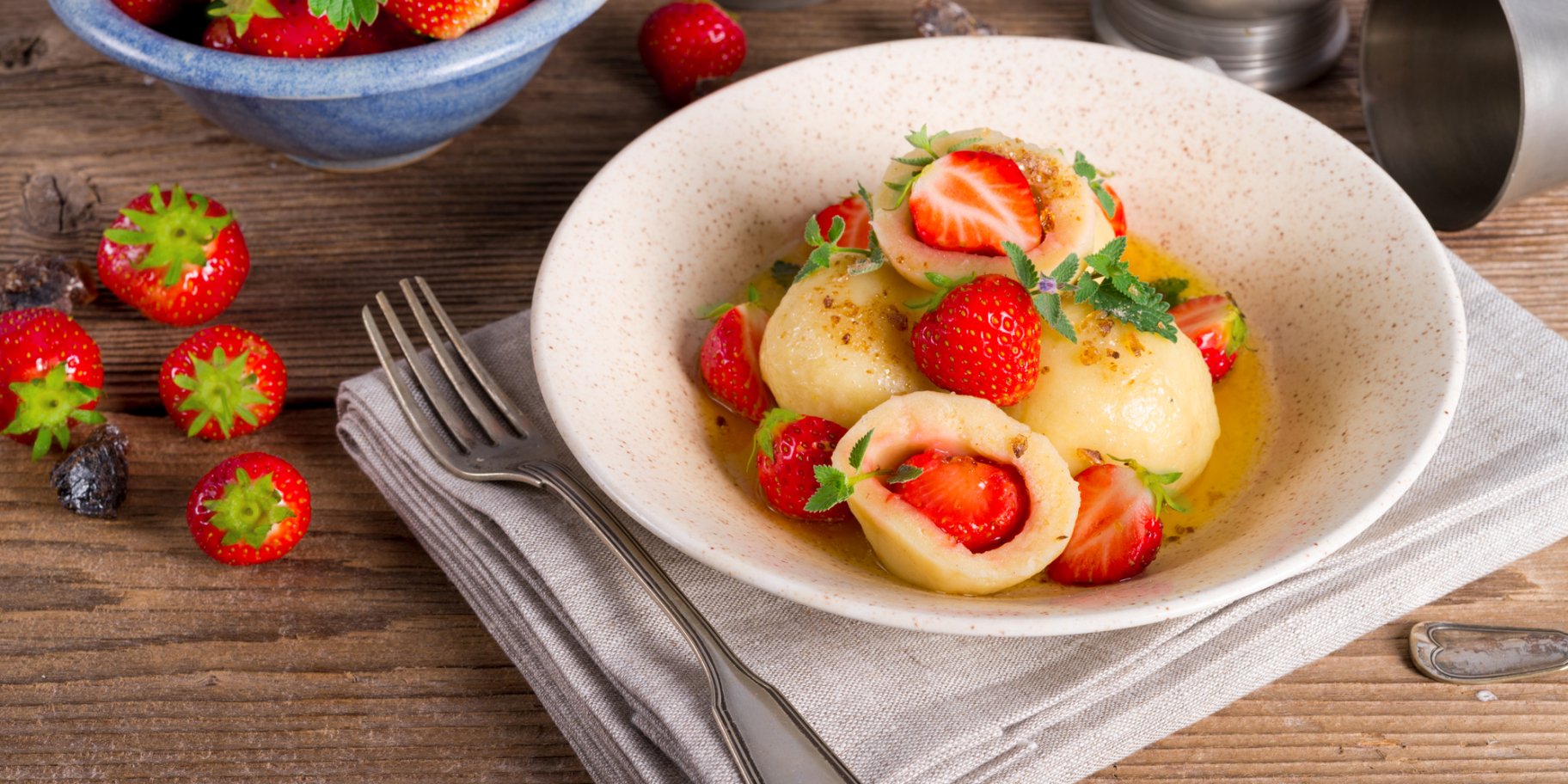 Сирні кнедлі з полуницею