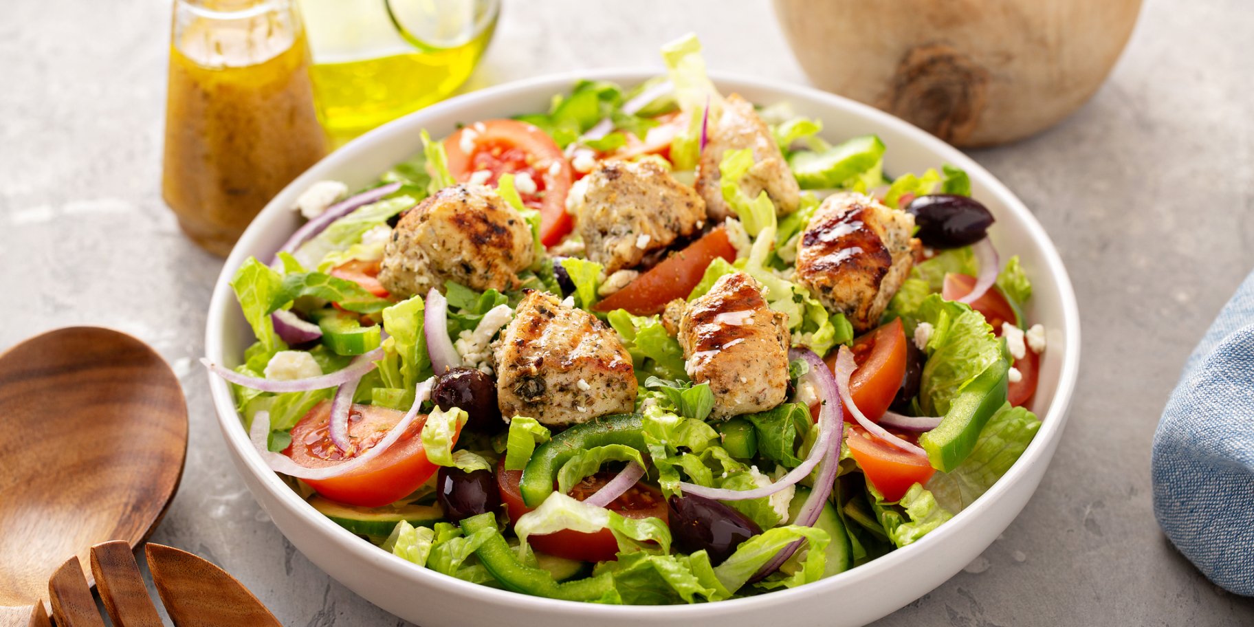 Греческий салат с сувлаки