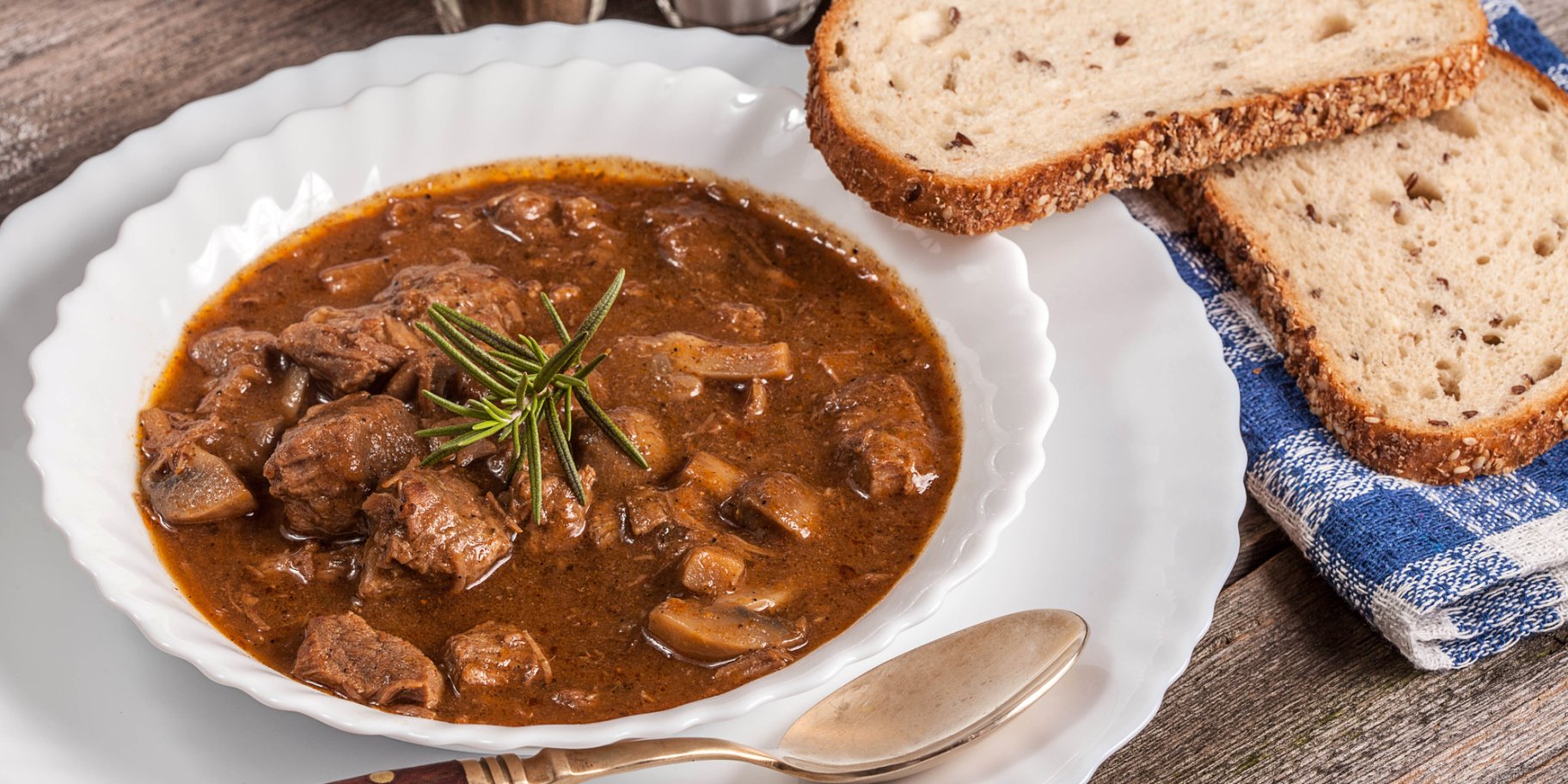 Гуляш по-бургундски