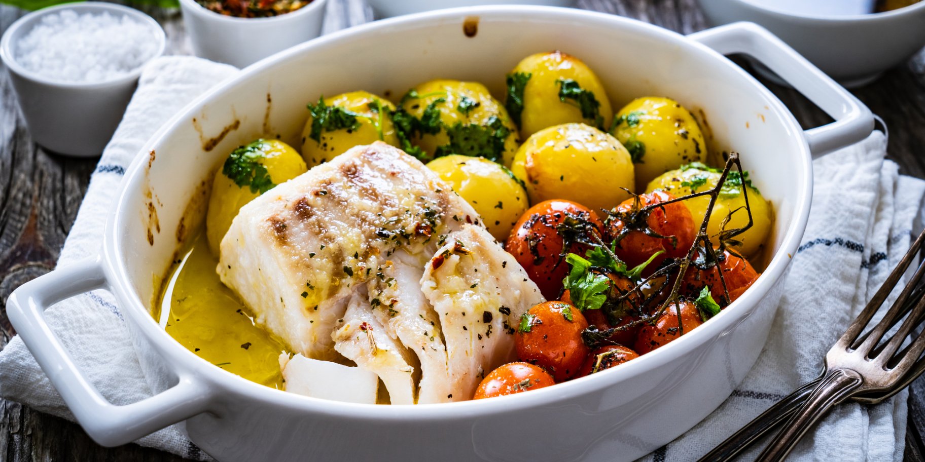 Запечена риба з молодими овочами