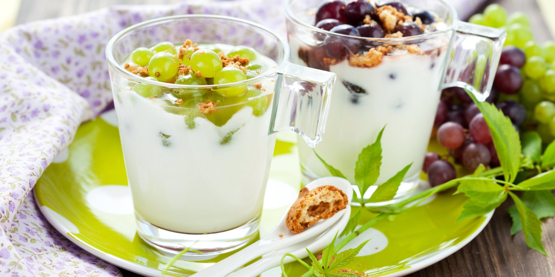 Вершковий десерт з виноградом