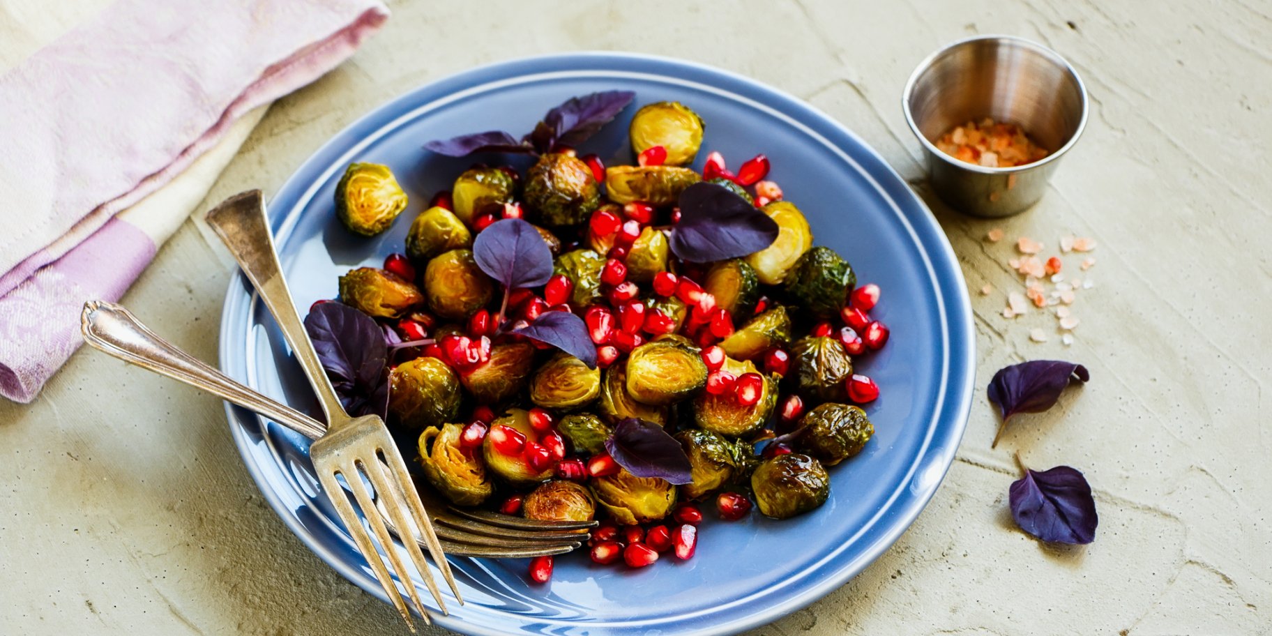 Салат из брюссельской капусты с гранатом и пармезаном