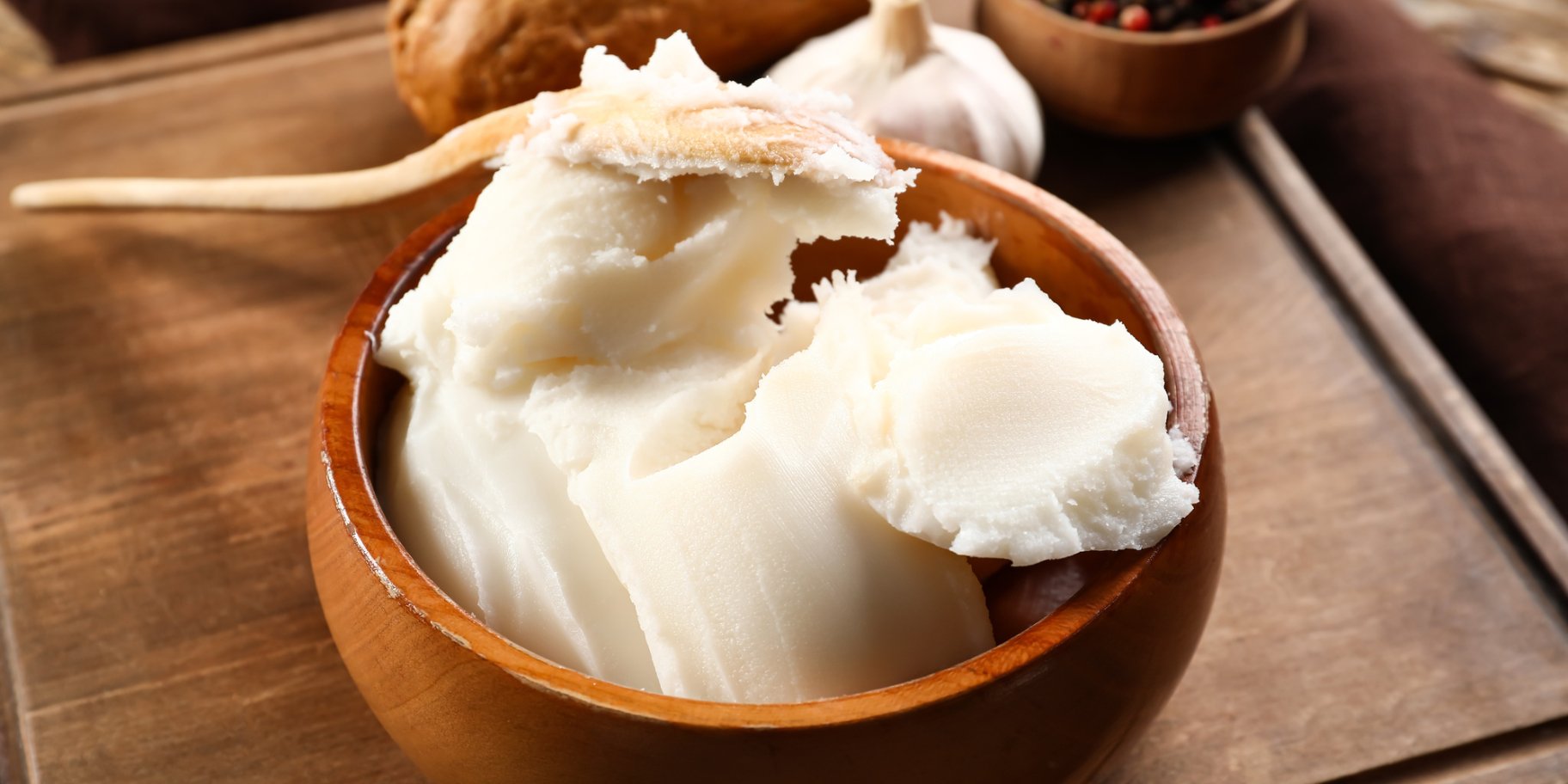 Смалець у дерев'яній мисці