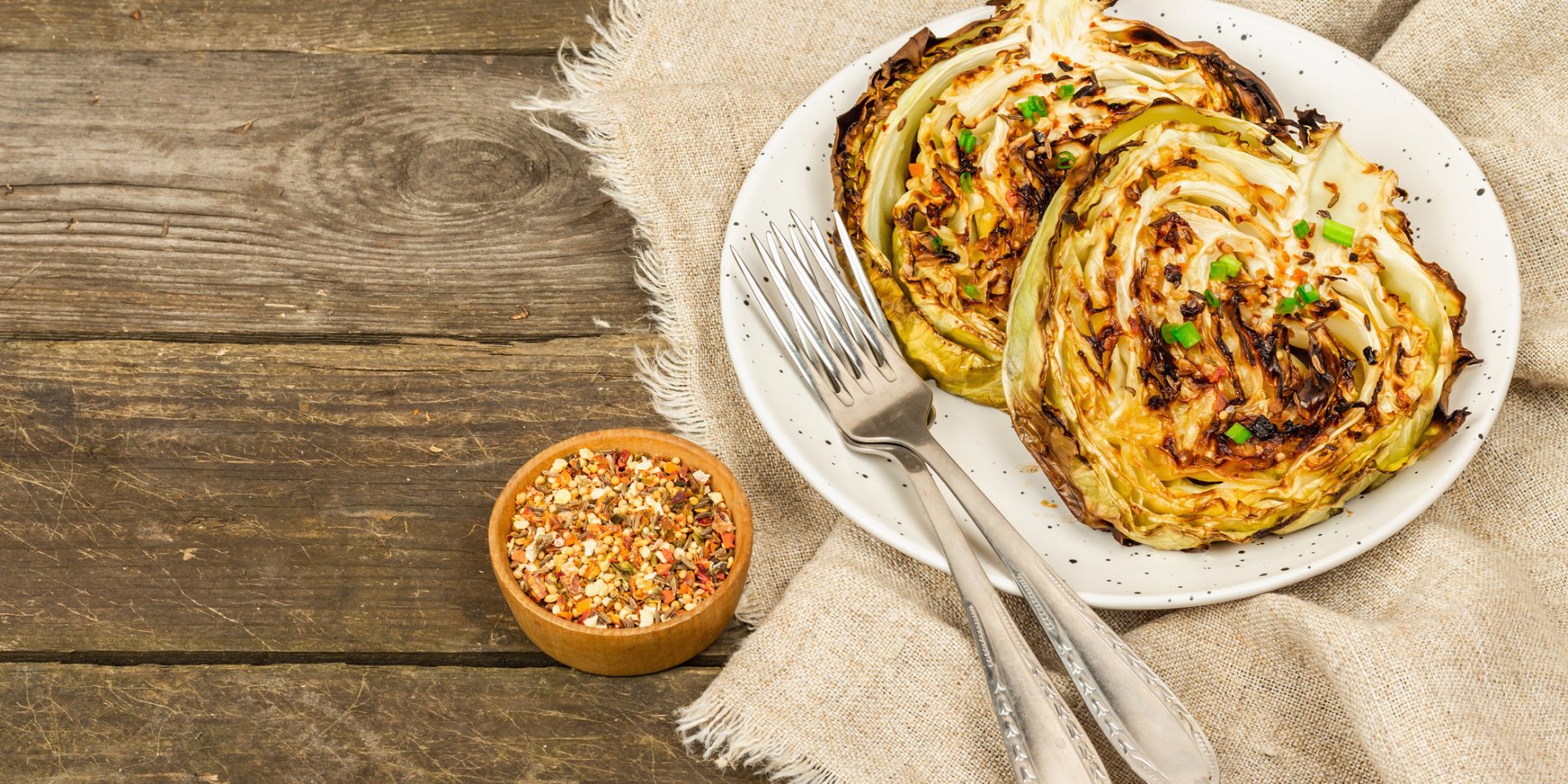 Капустяні стейки з беконом і сиром