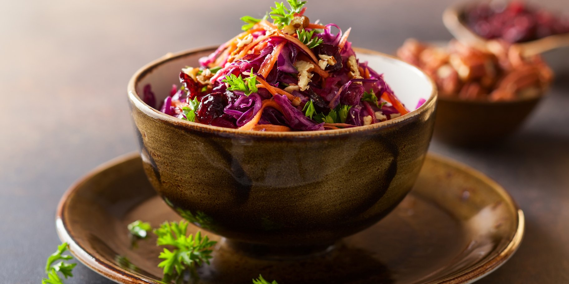 Салат из красной капусты и моркови по-азиатски