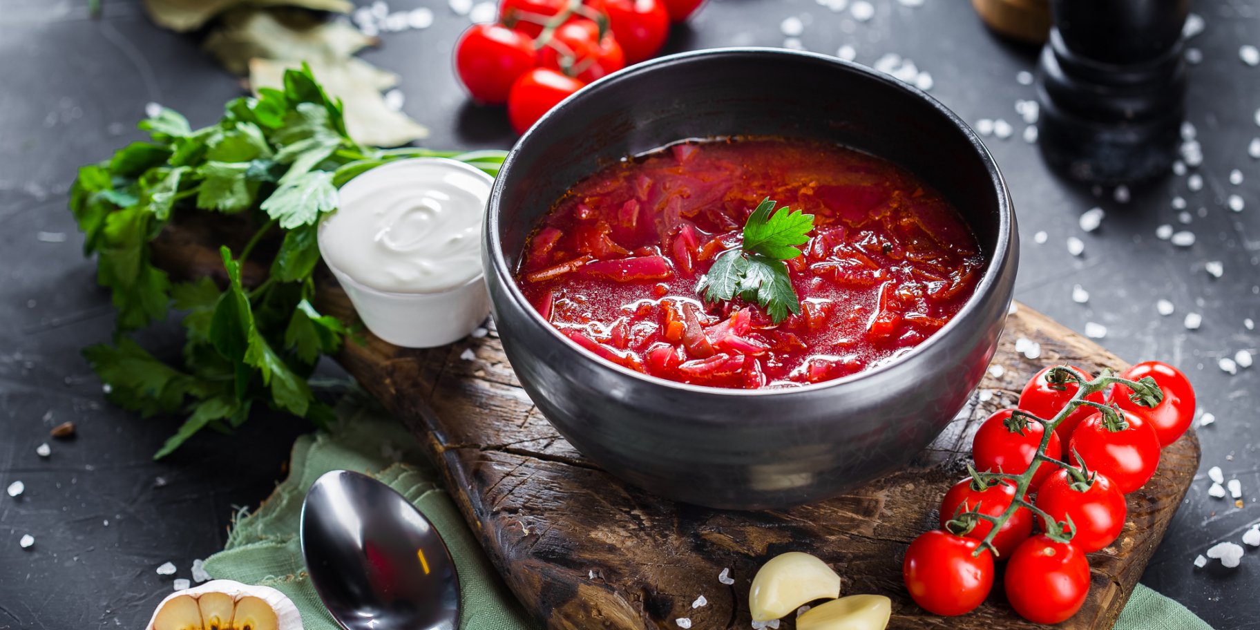 Красный украинский борщ в котелке