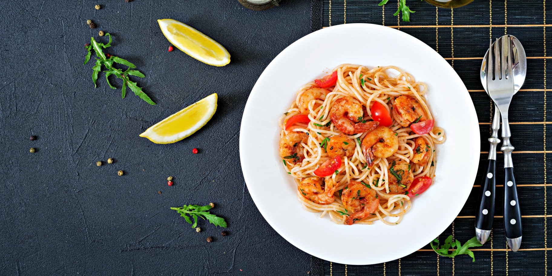 Паста з креветками та вʼяленими томатами