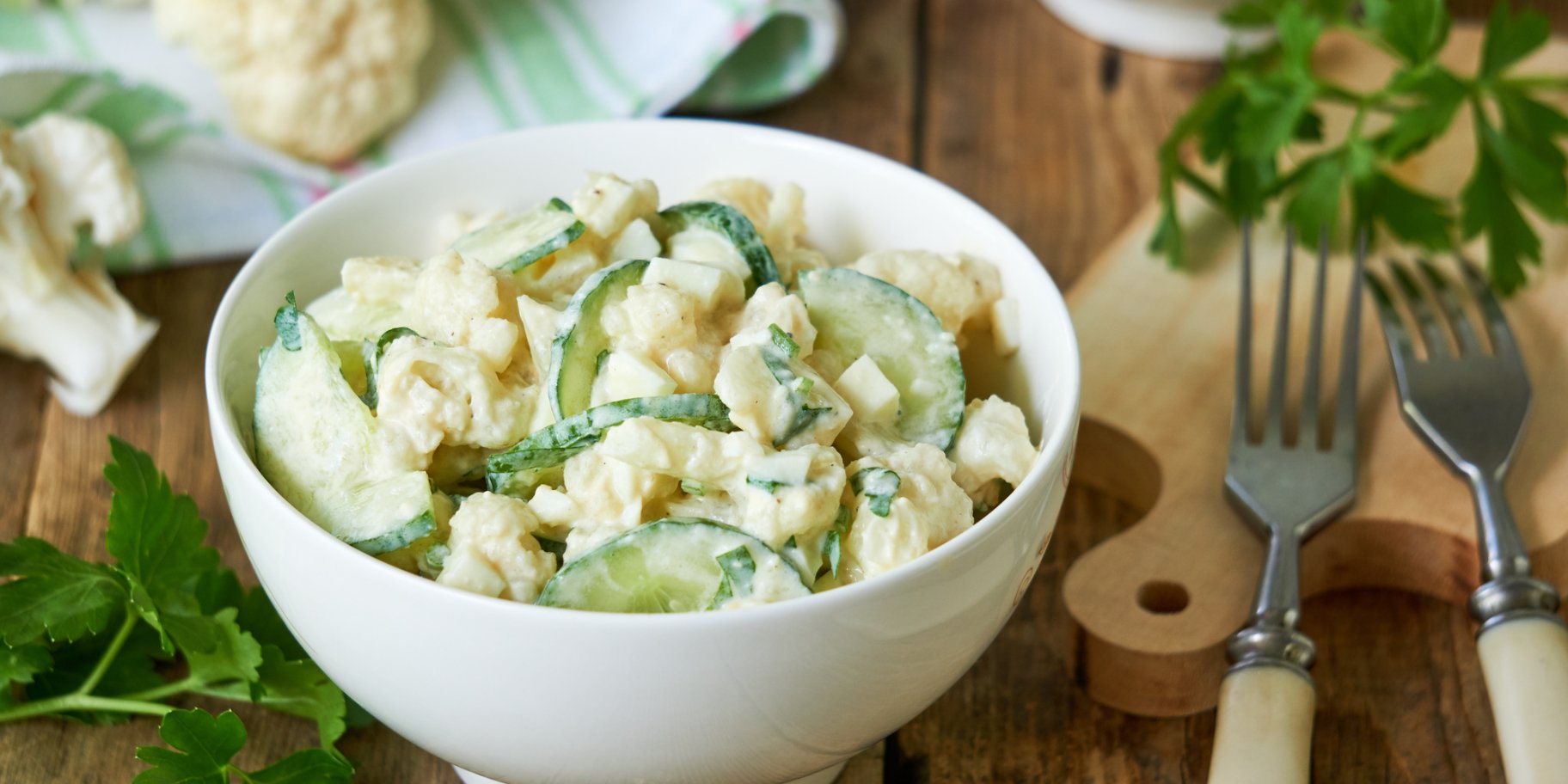 Салат із цвітної капусти з огірками та яйцями