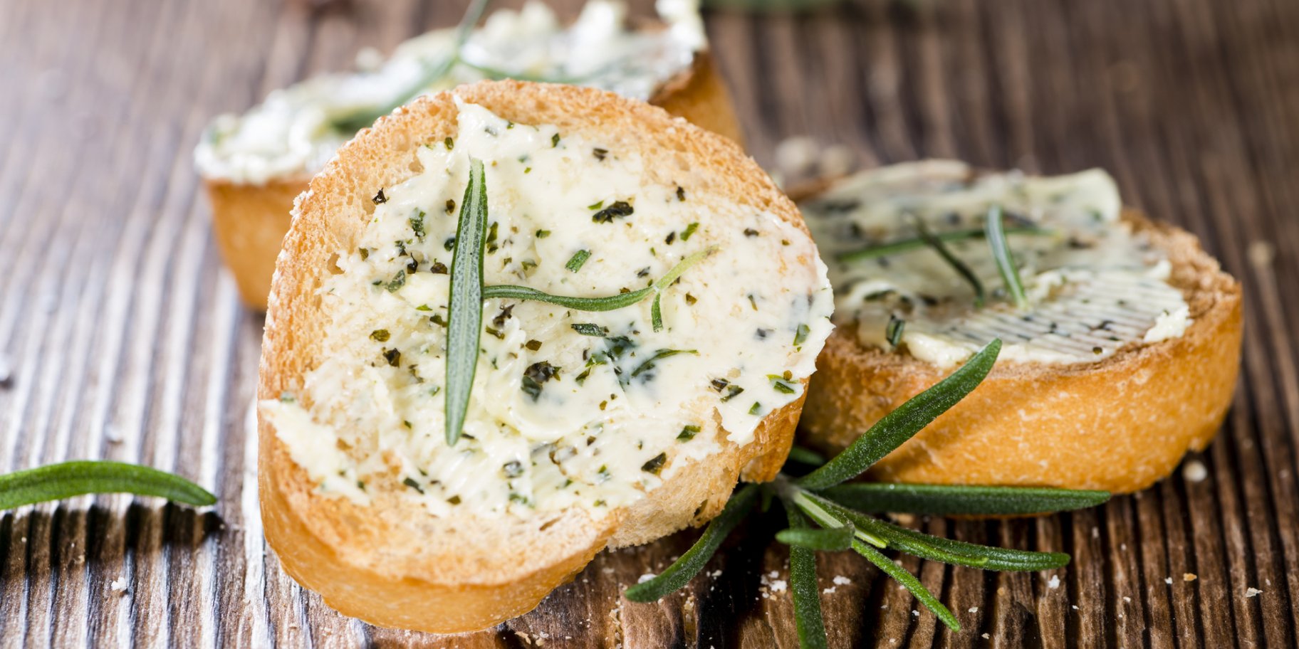 Канапки з часниковим маслом із зеленню