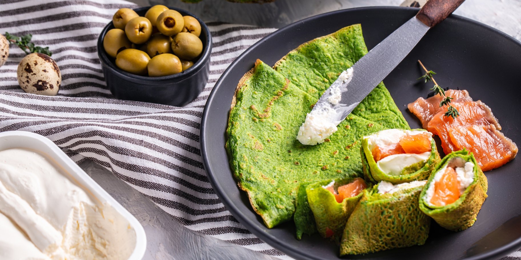 Шпинатні роли з червоною рибою