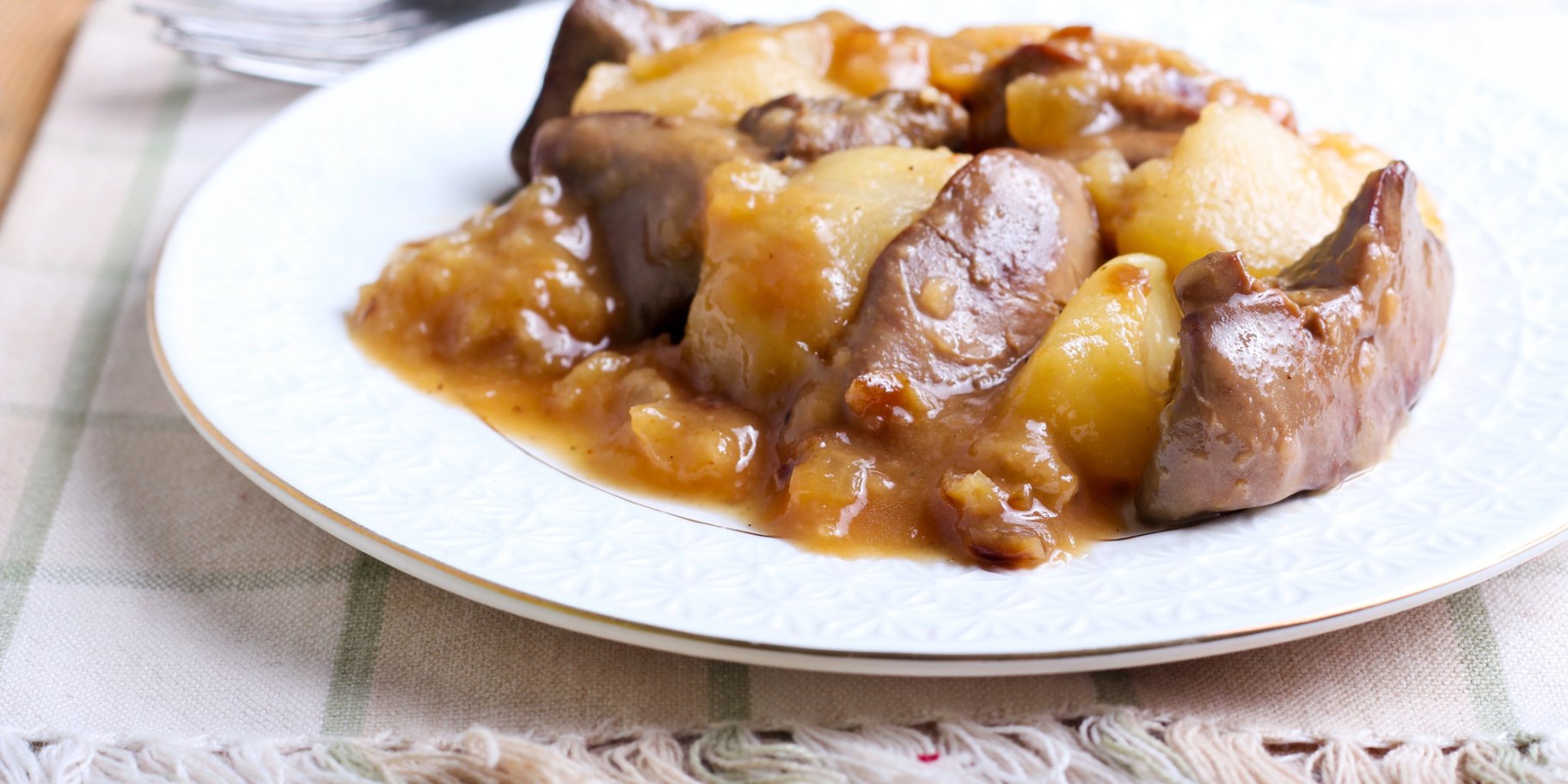 Куряча печінка з яблуками