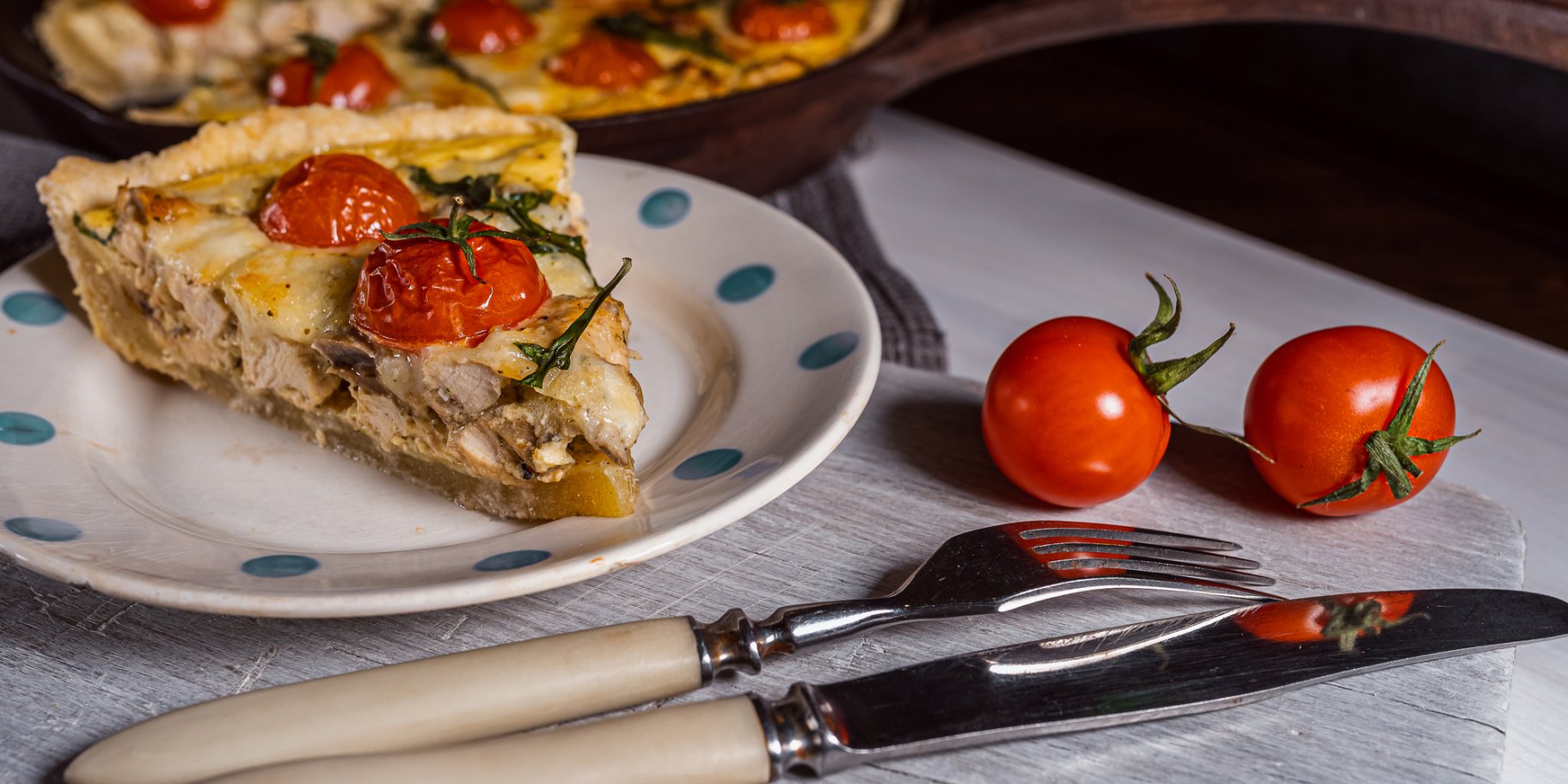 Заливна піца на багеті з курятиною і помідорами