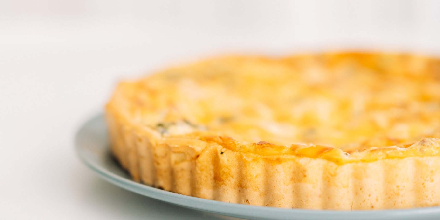 Пиріг з карамелізованою цибулею, яблуком та чедером