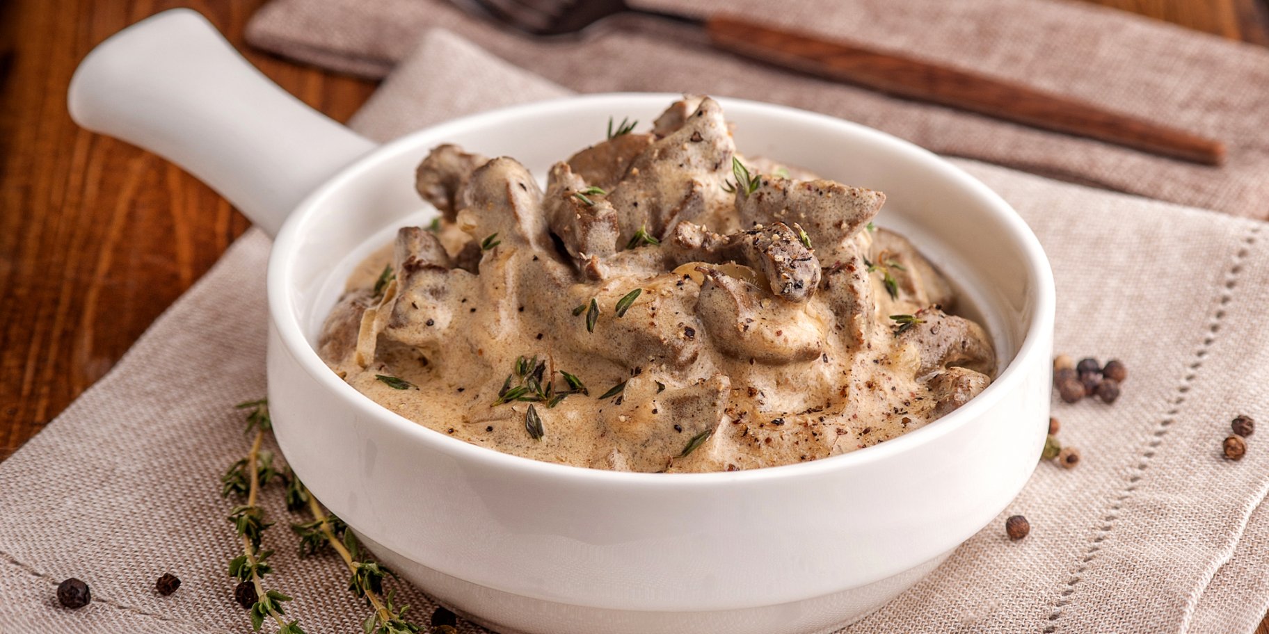 М'ясо із солоними огірками у сметані