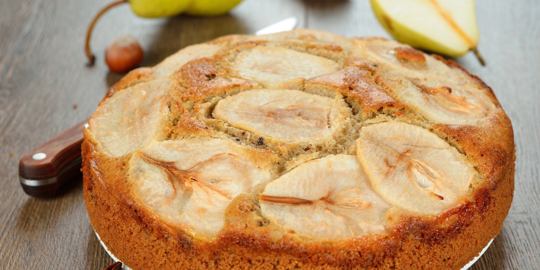 Перевернутий грушевий пиріг на сковороді