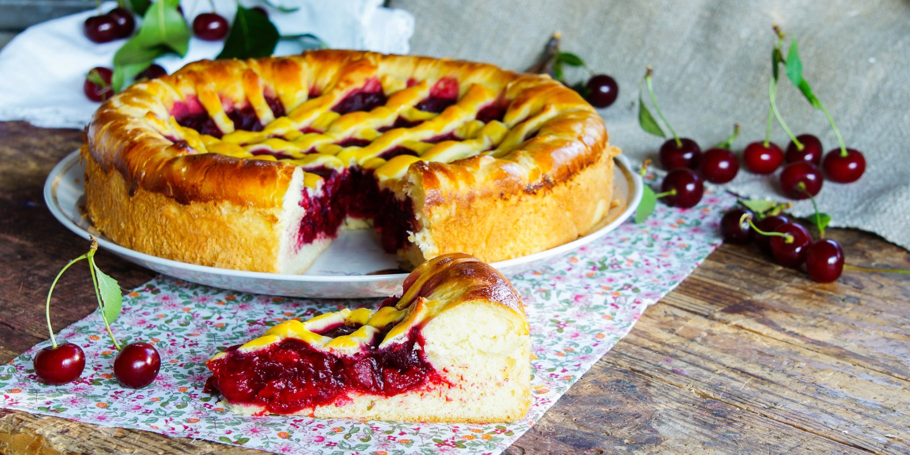 Домашній пиріг з вишнями