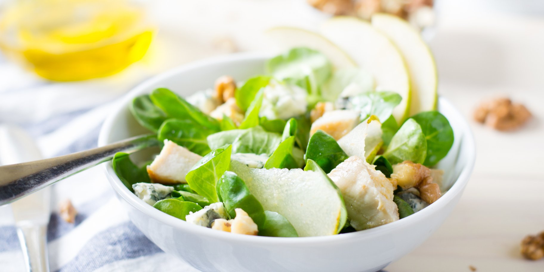 Салат с курицей и грушей