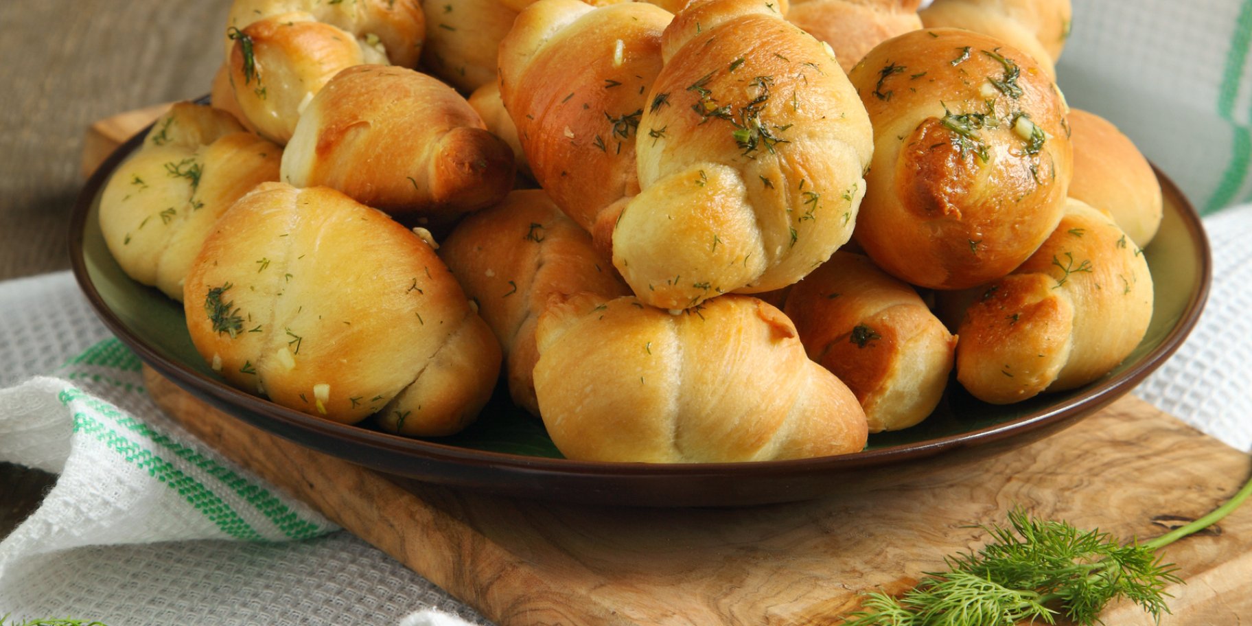 Булочки с чесноком и зеленью