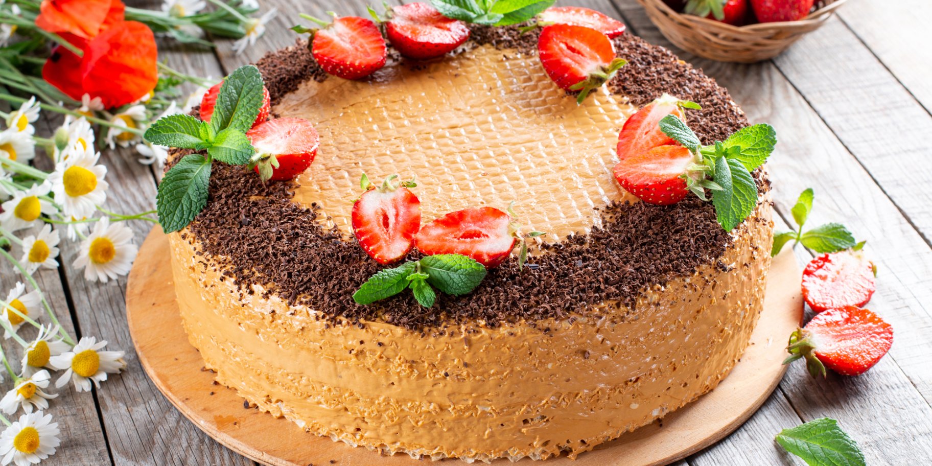 Вафельний торт з полуничною начинкою