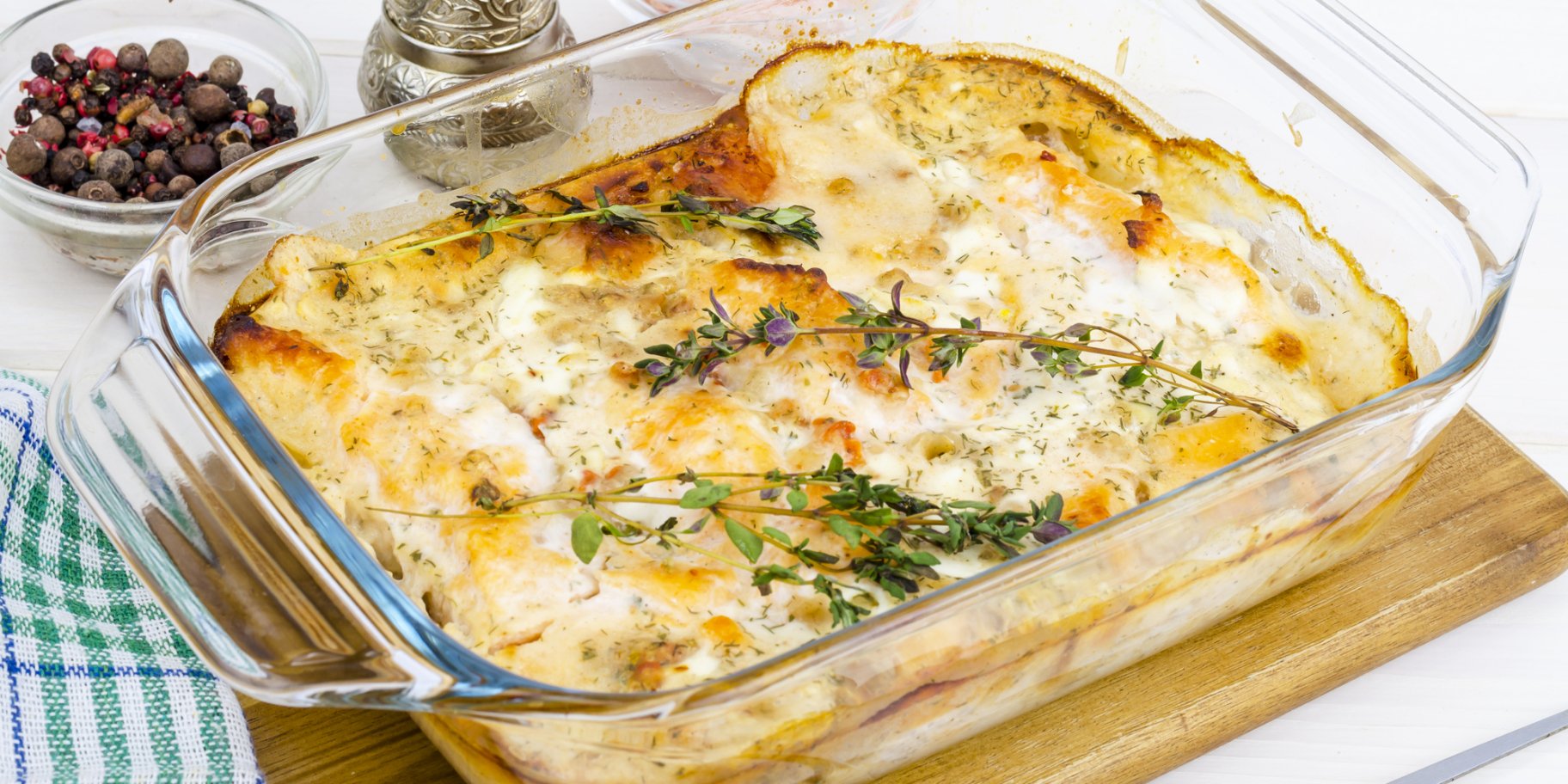 Лосось, запеченный с грибами, под сливочным соусом