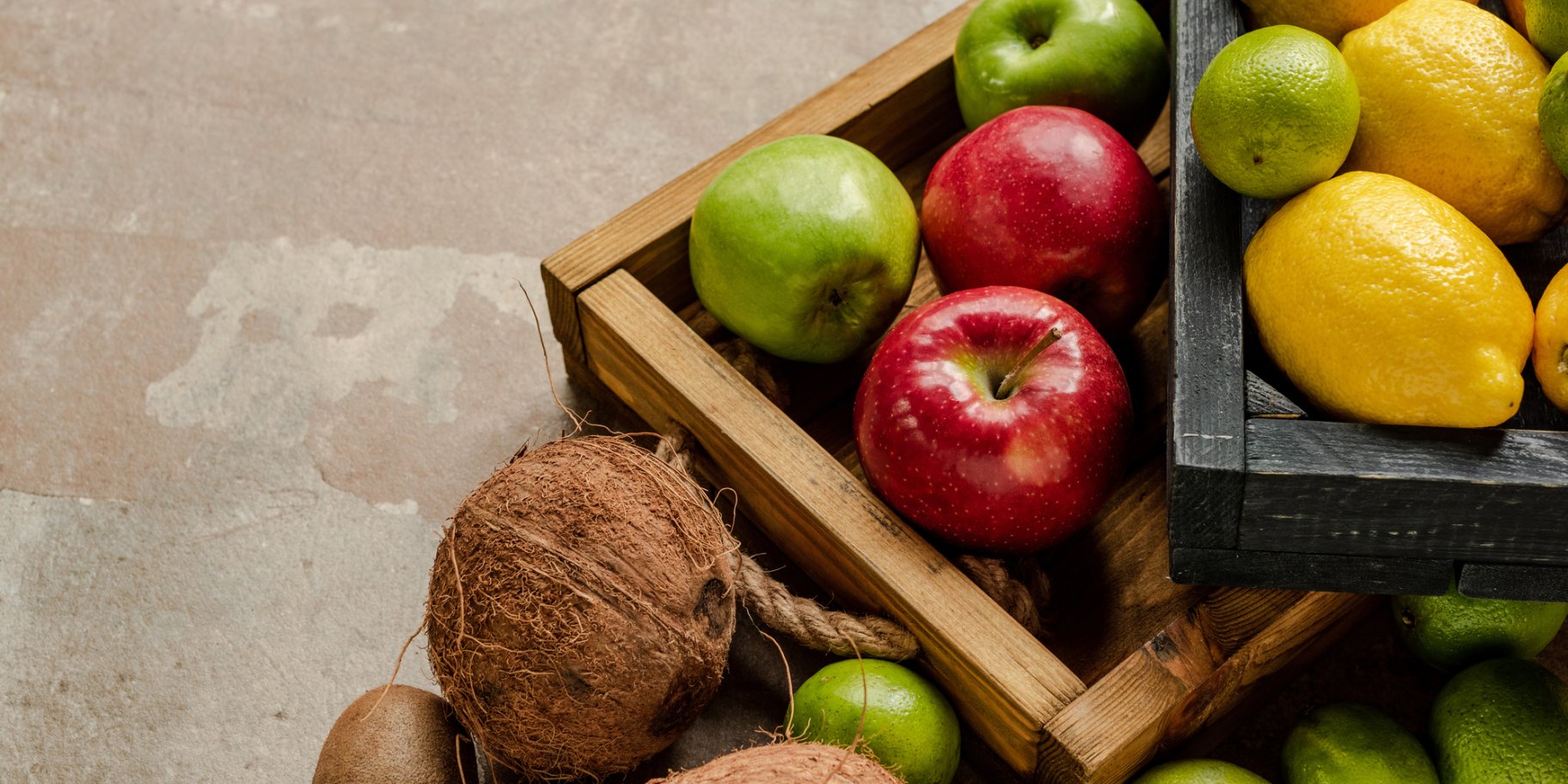 Фрукти на світлому фоні