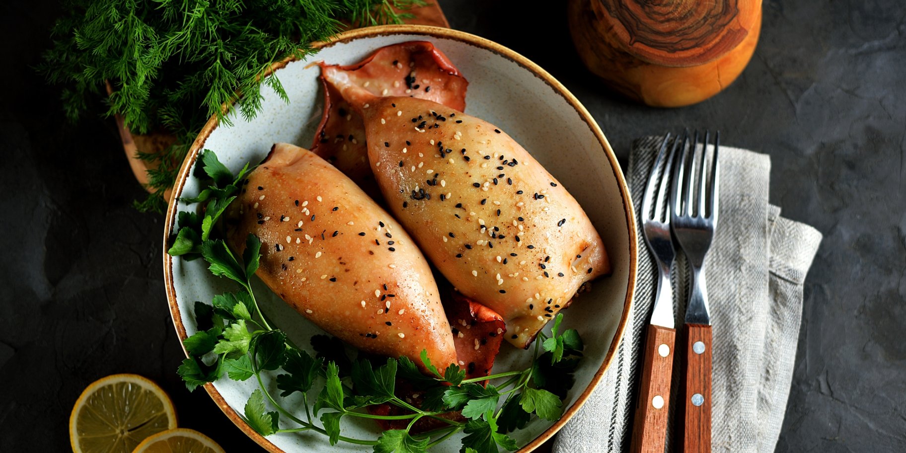 Кальмари, фаршировані рисом, грибами та сиром