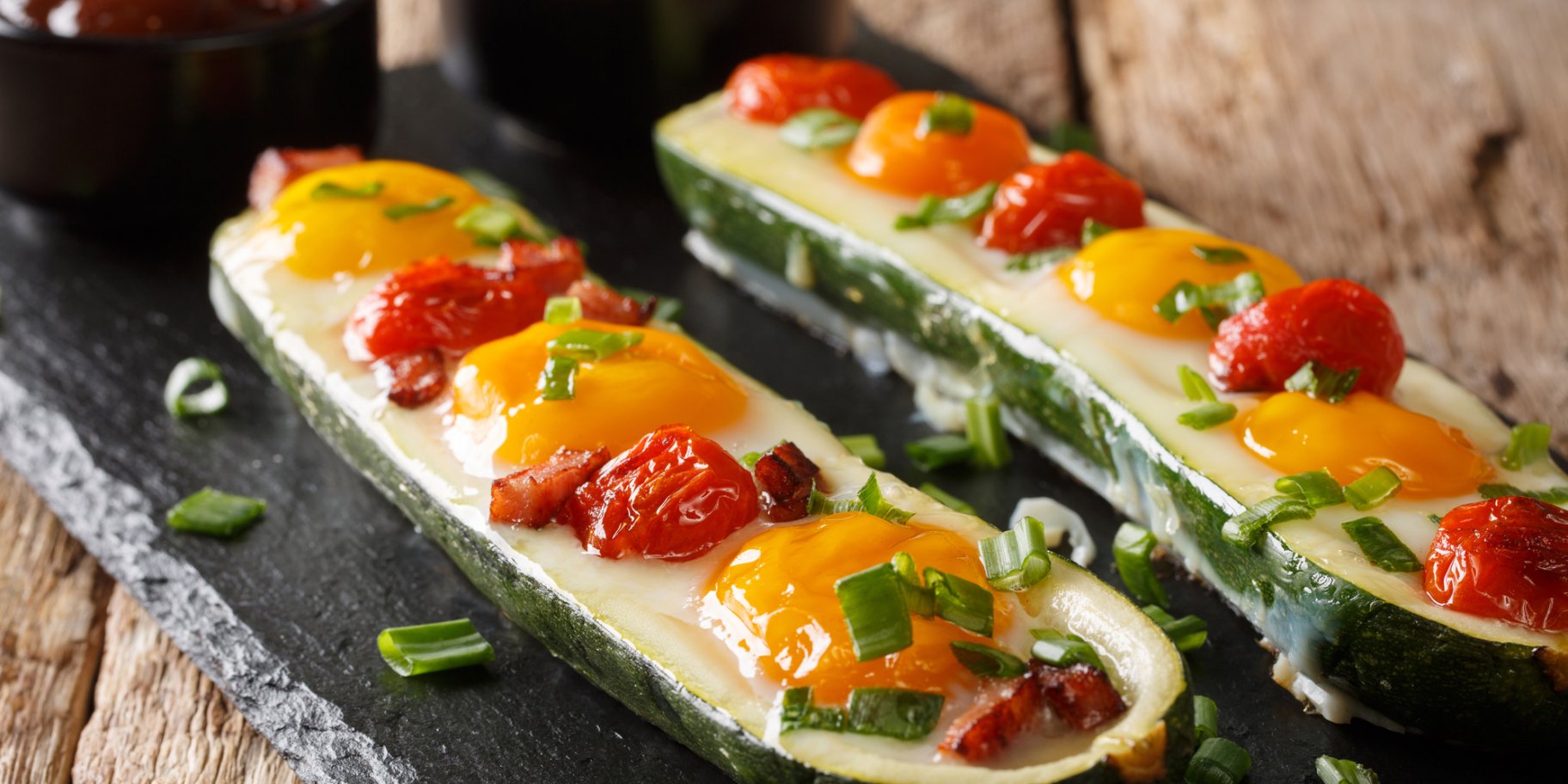 Цукини с яйцами и помидорами