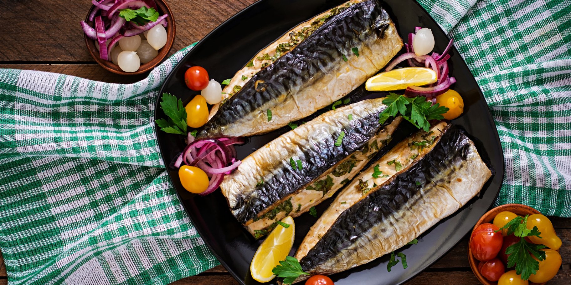 Запечена скумбрія з овочами